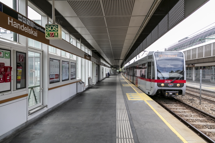 Die Linie U6 in der U6-Station Handelskai