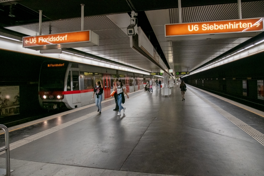 Die Linie U6 in der U6-Station Jägerstraße