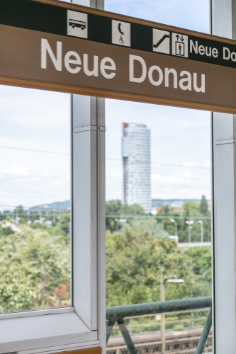 Hinweisschild in der U6-Station Neue Donau