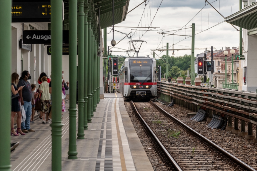 Die Linie U6 in der U6-Station Währinger Straße -  Volksoper