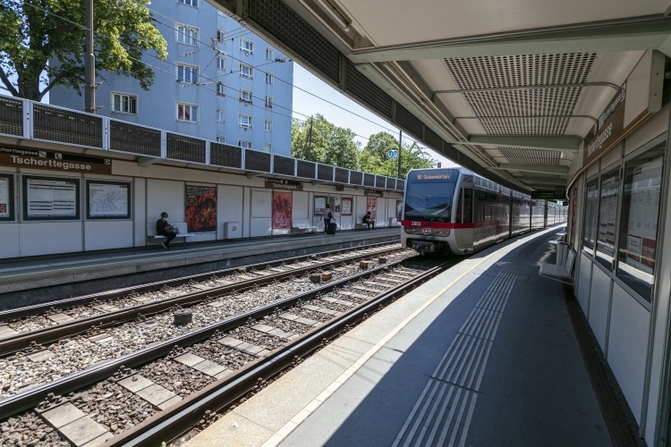 Die Linie U6 in der U6-Station Tscherttegasse in Fahrtrichtung Floridsdorf