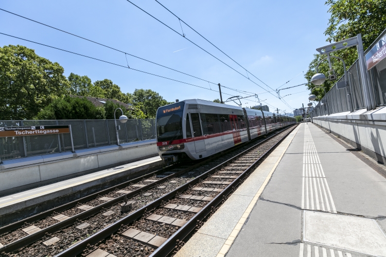 Die Linie U6 in der U6-Station Tscherttegasse