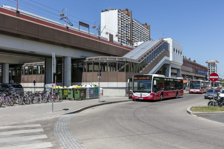 U6 Station Alt Erlaa mit Bus Linie 64A