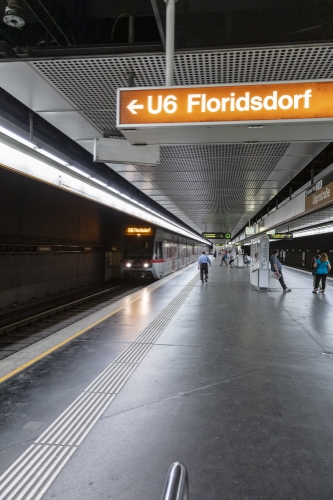 Die Linie U6 in der U6-Station Jägerstraße