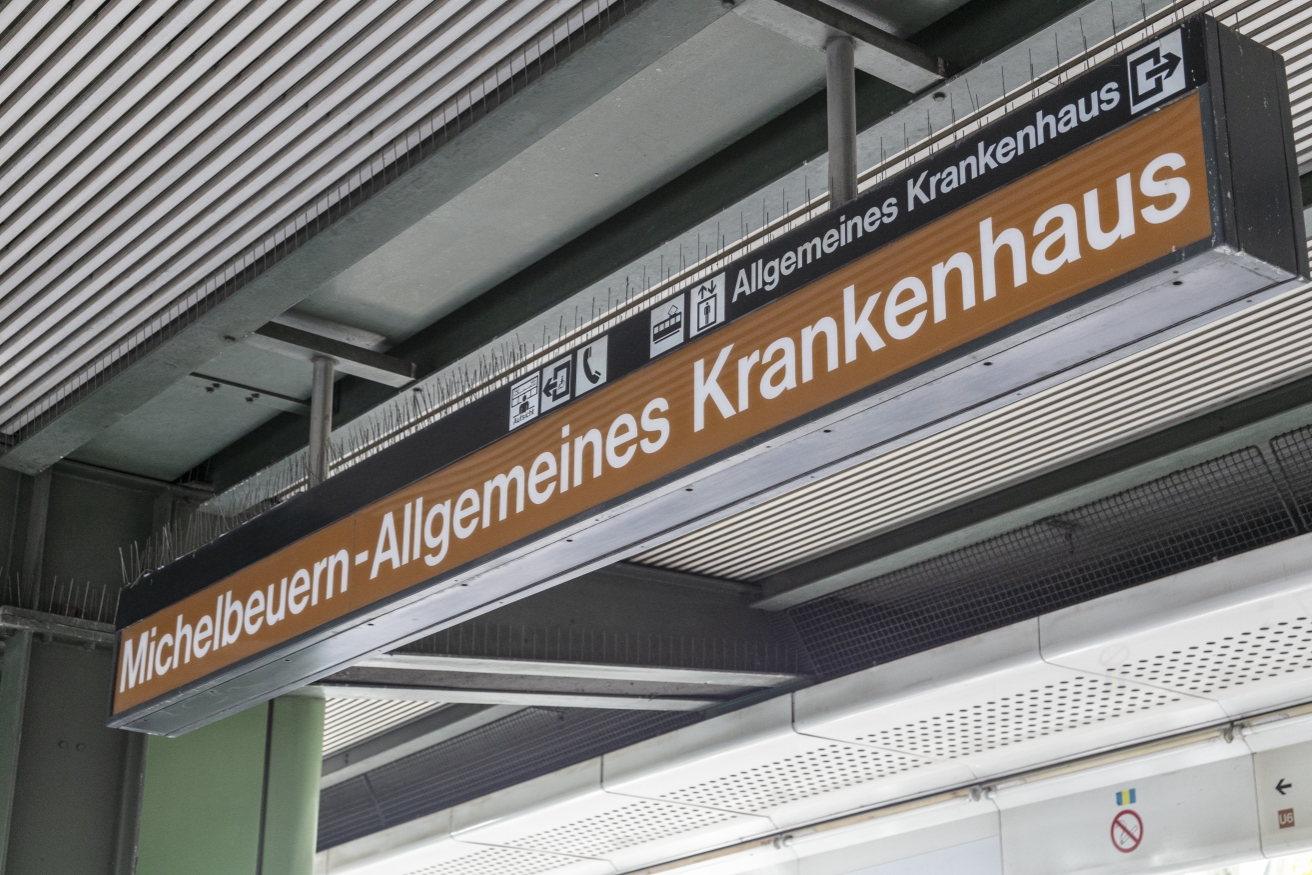 Schriftzug der U6-Station Michelbeuern Allgemeines Krankenhaus AKH