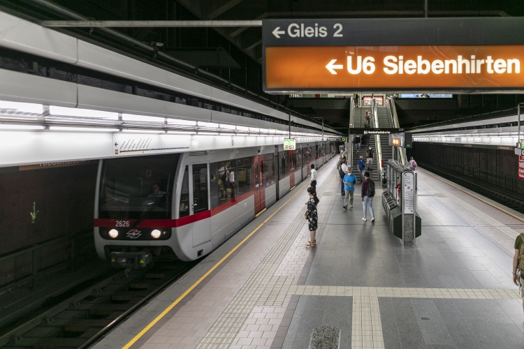 Die Linie U6 in der U6-Station Niederhofstraße