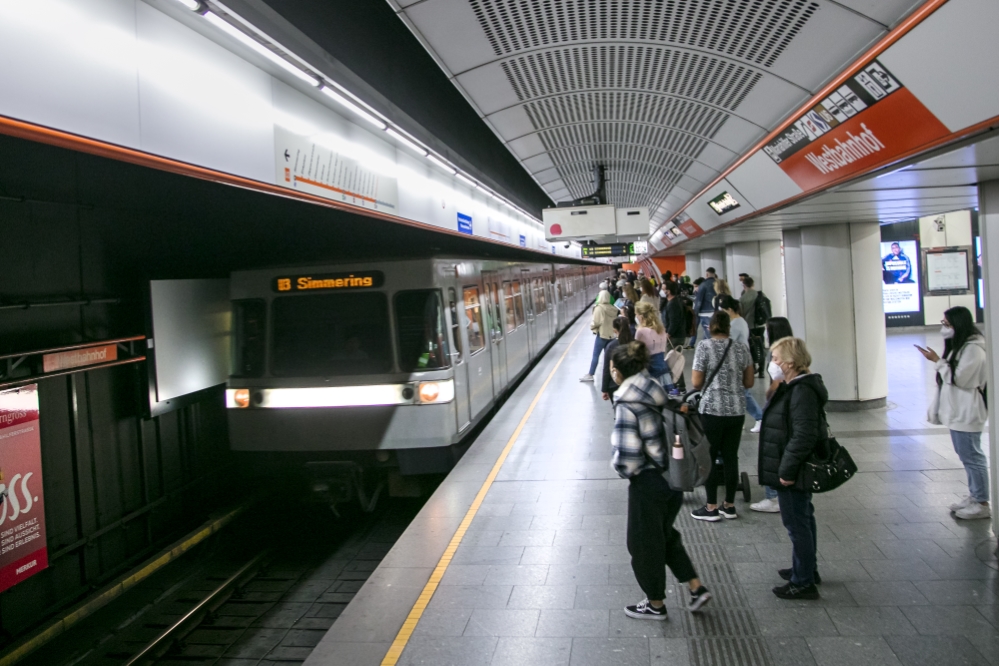 Die Linie U3 in der Station Westbahnhof mit einem Silberpfeil Richtung Simmering