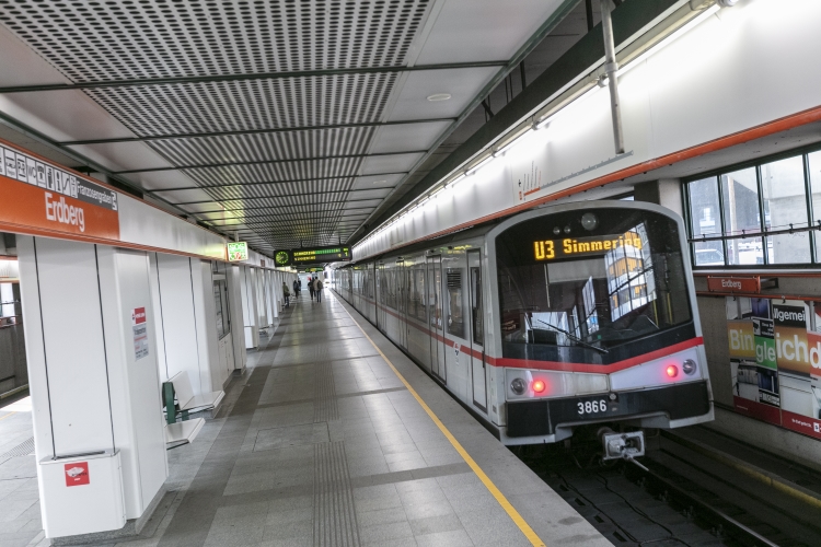 U3-Station Erdberg mit V-Zug