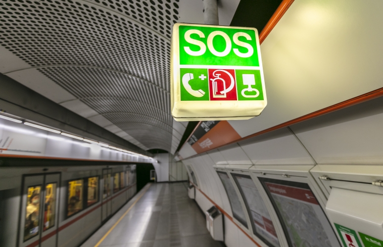 U3-Station Herrengasse mit V-Zug und SOS-Würfel