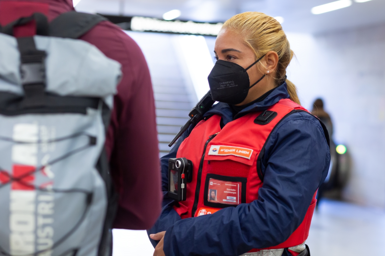 Auch unsere Mitarbeiterinnen und Mitarbeiter tragen währen der Corona-Pandemie FFP2 Maske.