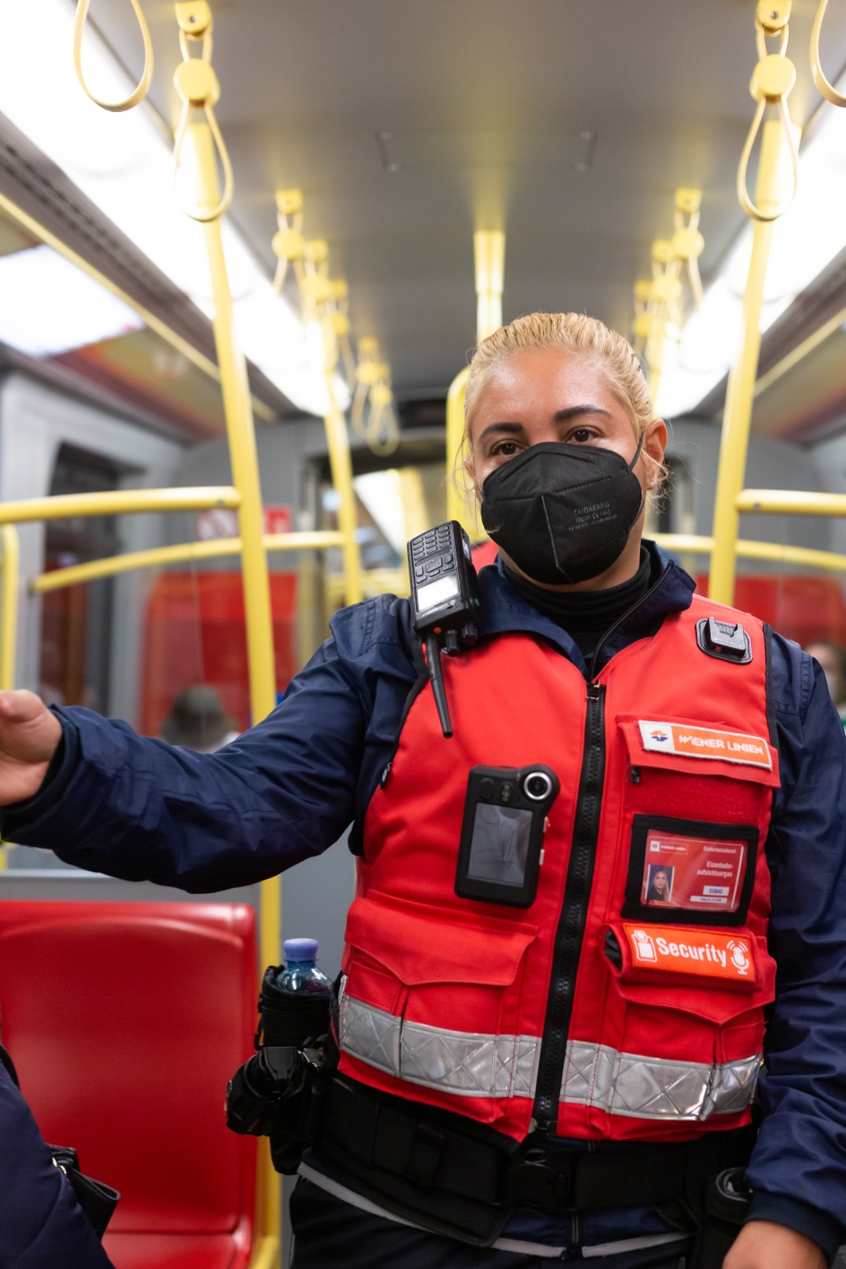 Auch unsere Mitarbeiterinnen und Mitarbeiter im Sicherheitsdienst tragen währen der Corona-Pandemie FFP2 Maske.
