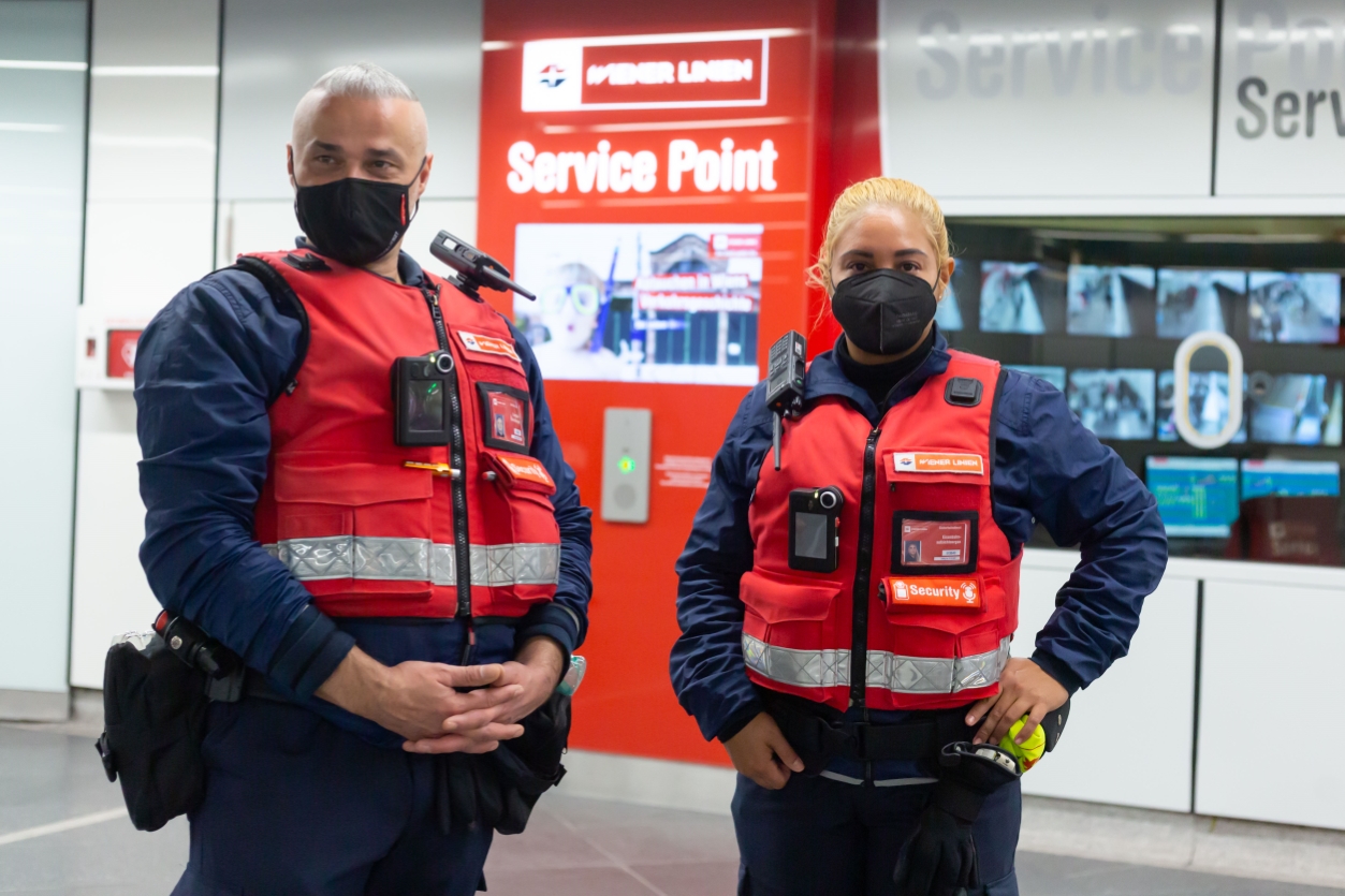 Auch unsere Mitarbeiterinnen und Mitarbeiter im Sicherheitsdienst tragen währen der Corona-Pandemie FFP2 Maske.