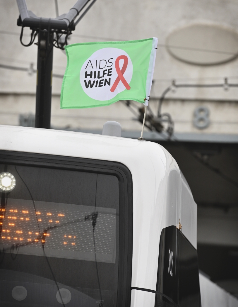 Welt-AIDS-Tag 2021 – Aids Hilfe Wien und Wiener Linien rufen gemeinsam zur Solidarität mit HIV-positiven Menschen auf. Selbst vierzig Jahre nach Auftreten der ersten AIDS-Fälle ist die Welt von einem gemeinsamen Ziel, der Epidemie ein Ende zu setzen, noch weit entfernt.