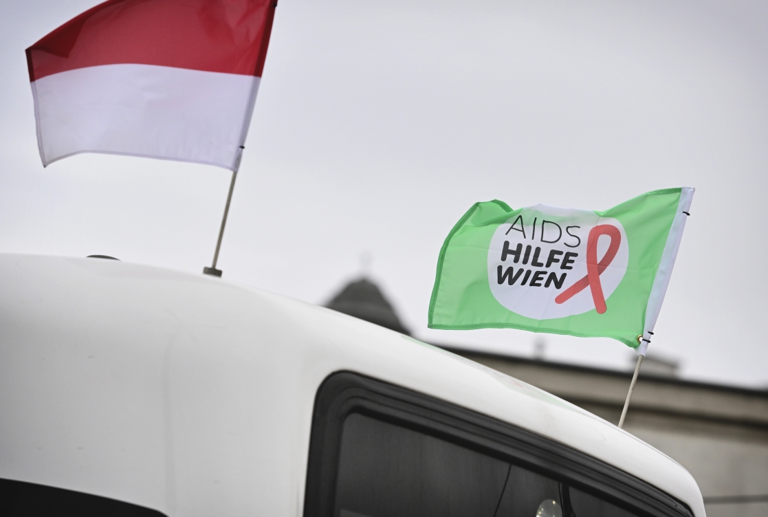 Welt-AIDS-Tag 2021 – Aids Hilfe Wien und Wiener Linien rufen gemeinsam zur Solidarität mit HIV-positiven Menschen auf. Selbst vierzig Jahre nach Auftreten der ersten AIDS-Fälle ist die Welt von einem gemeinsamen Ziel, der Epidemie ein Ende zu setzen, noch weit entfernt.
