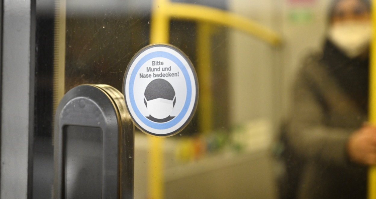 Hinweis auf den verpflichtenden Mund-Nasen-Schutz im U-Bahn Bereich