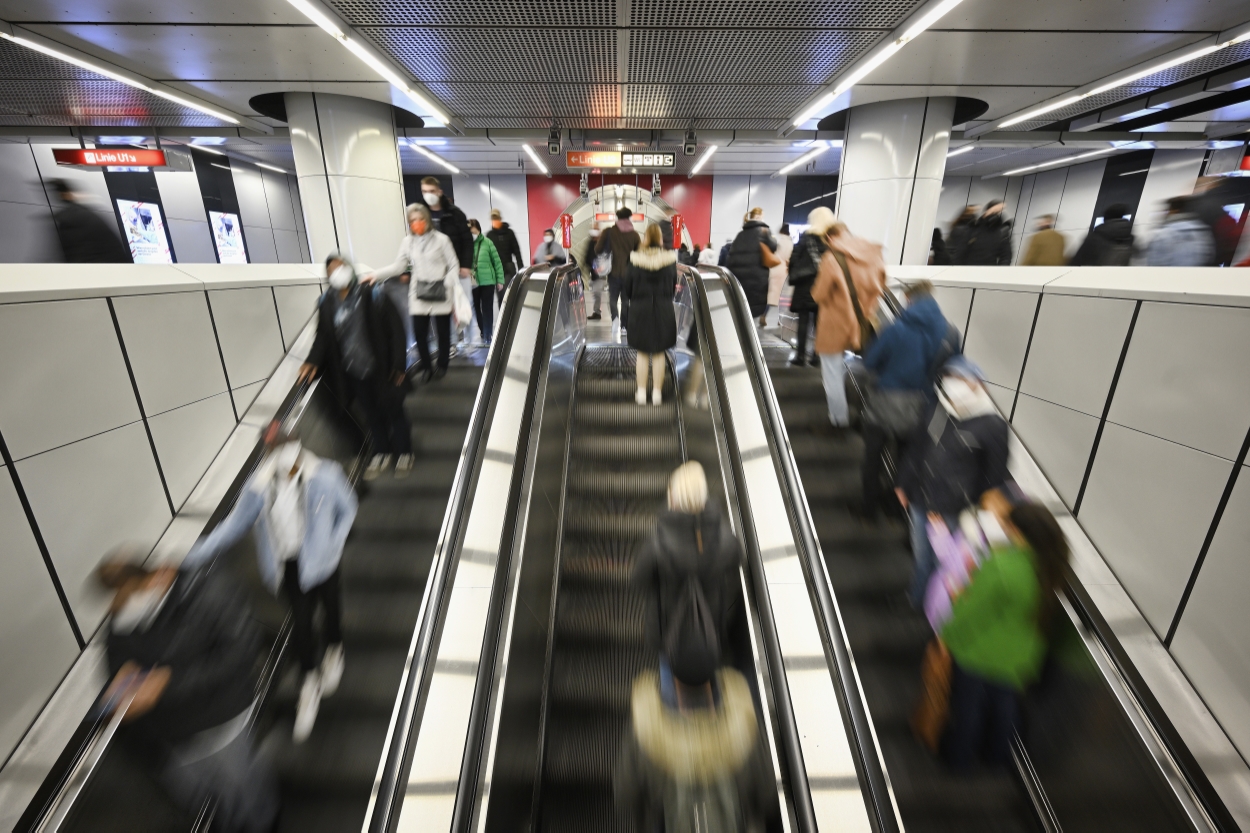 Fahrgäste beim Umsteigen bei der U-Bahn Station Stephansplatz