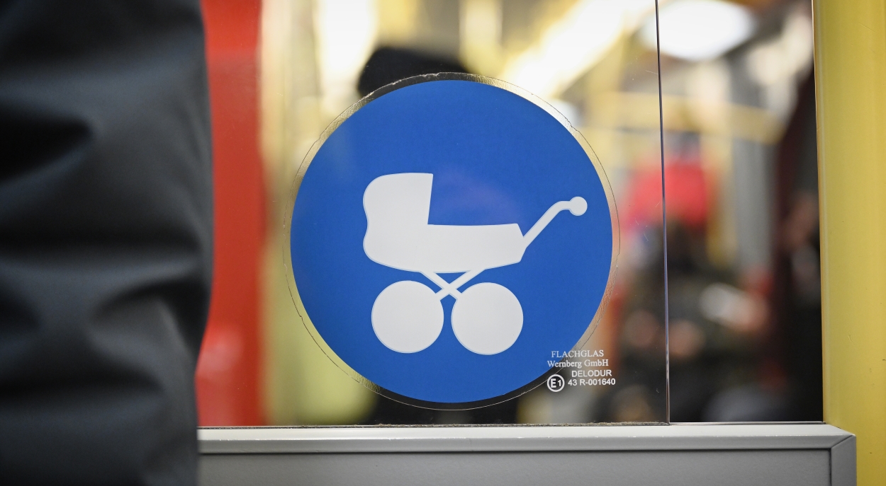 Aufkleber in der U-Bahn erinnern an die Hausordnung im Bereich der U-Bahn