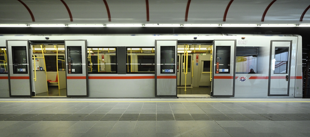 V-Zug in der Station Zieglergasse mit geöffneten Türen