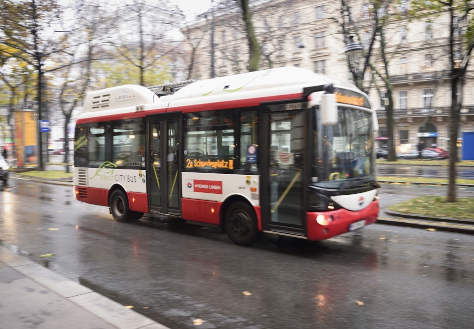 Bus der Linie 2A am Ring bei Regen
