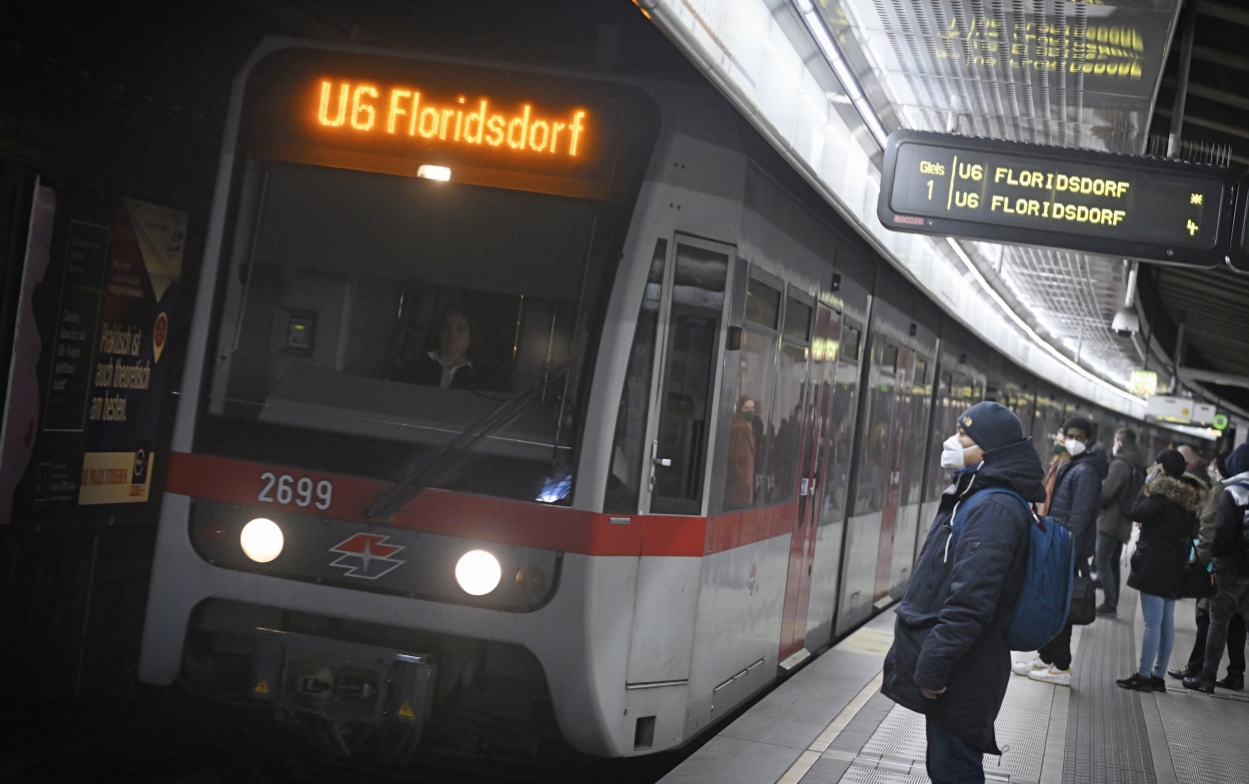 Zug der Linie U6 in der Station Längenfeldgasse
