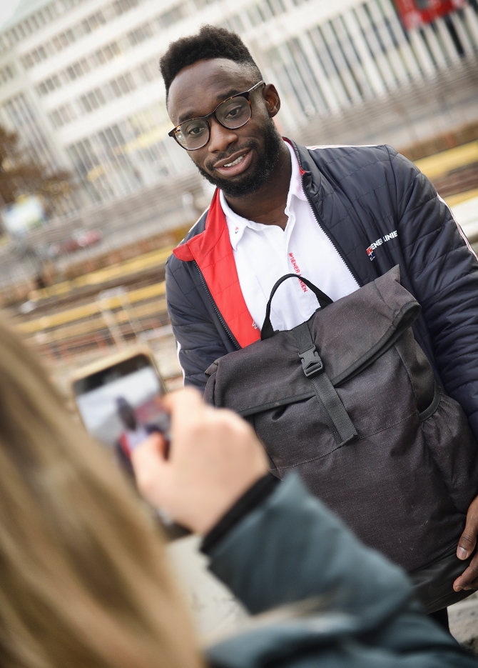 U-Bahnfahrer Tobi Faluyi kümmerte sich mit viel Engagement darum den gefundenen Rucksack an die Besitzerin zurück zu geben