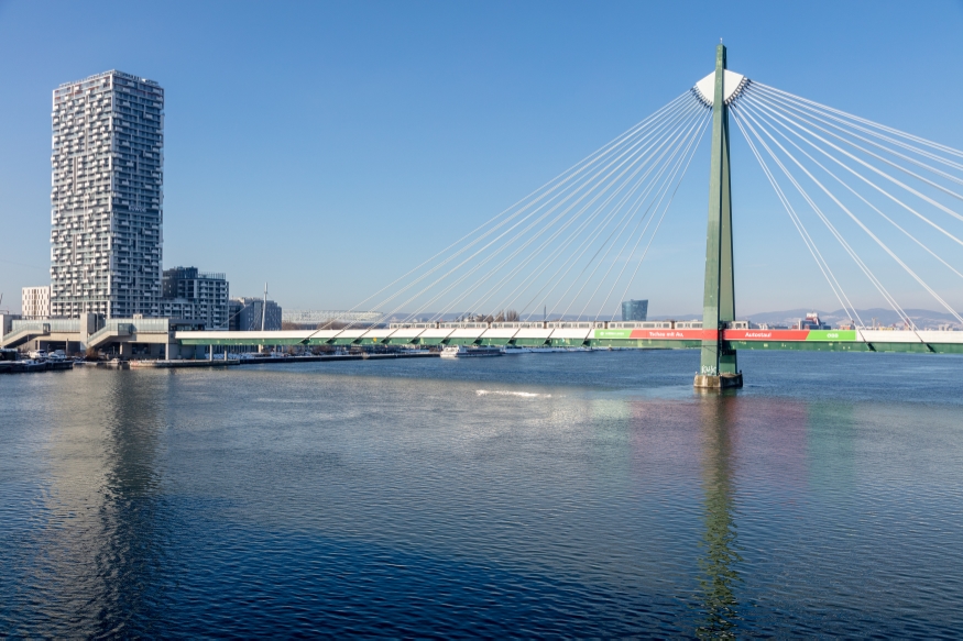 Die Donaustadtbrücke der Linie U2 mit dem neuen Greener Linien Branding.