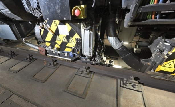 Schienenfräse im Einsatz auf der Strecke der U1