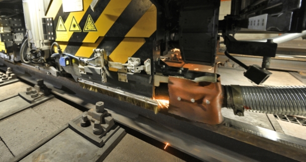 Schienenfräse im Einsatz auf der Strecke der U1