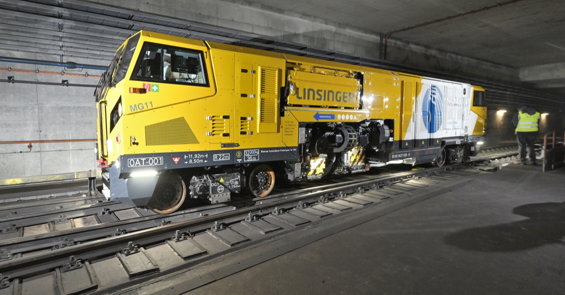 Gleisgebundene Fräsmaschine vom Typ MG11, die in Kooperation mit der Fa. voestalpine Track Solutions für die Wiener Linien im Einsatz ist.