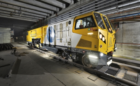 Schienenfräse im Einsatz auf der Strecke der U1