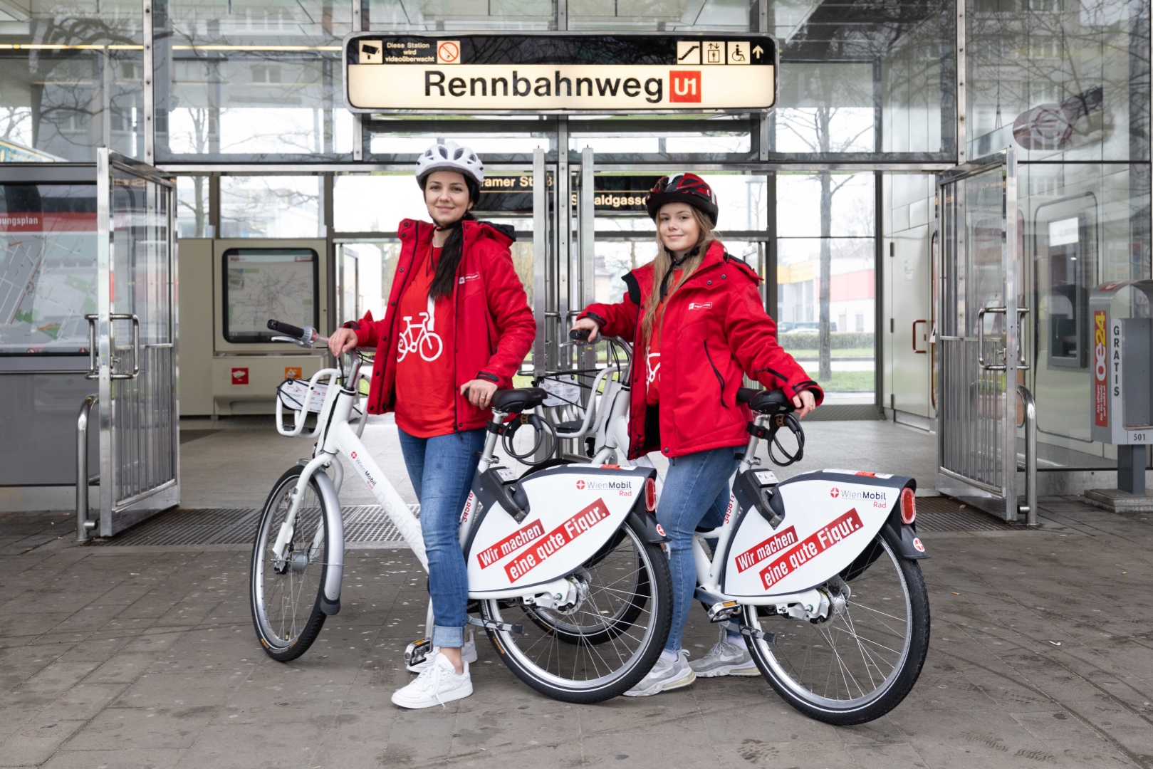 WienMobil Rad-Nutzer*innen vor der U1-Station Rennbahnweg