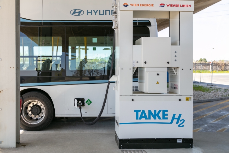 Betankung des Wasserstoff-Busses an der H2-Tankstelle von Wiener Netzen und Wien Energie in der Busgarage der Wiener Linien in Leopoldau