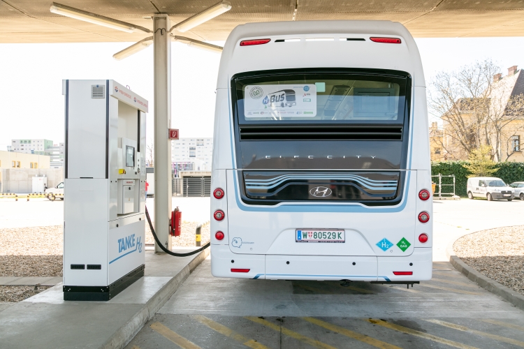 Betankung des Wasserstoff-Busses an der H2-Tankstelle von Wiener Netzen und Wien Energie in der Busgarage der Wiener Linien in Leopoldau