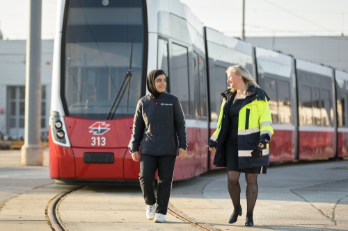 Straßenbahnfahrerinnen bei der Ausbildung
