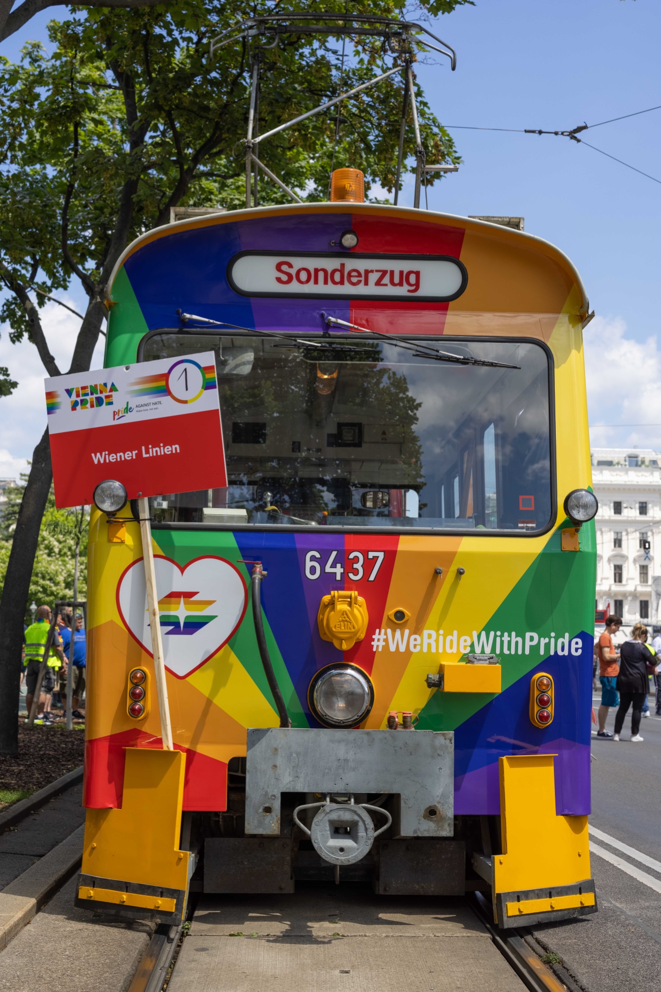Sonderzug der Wiener Linien auf der Regenbogenparade