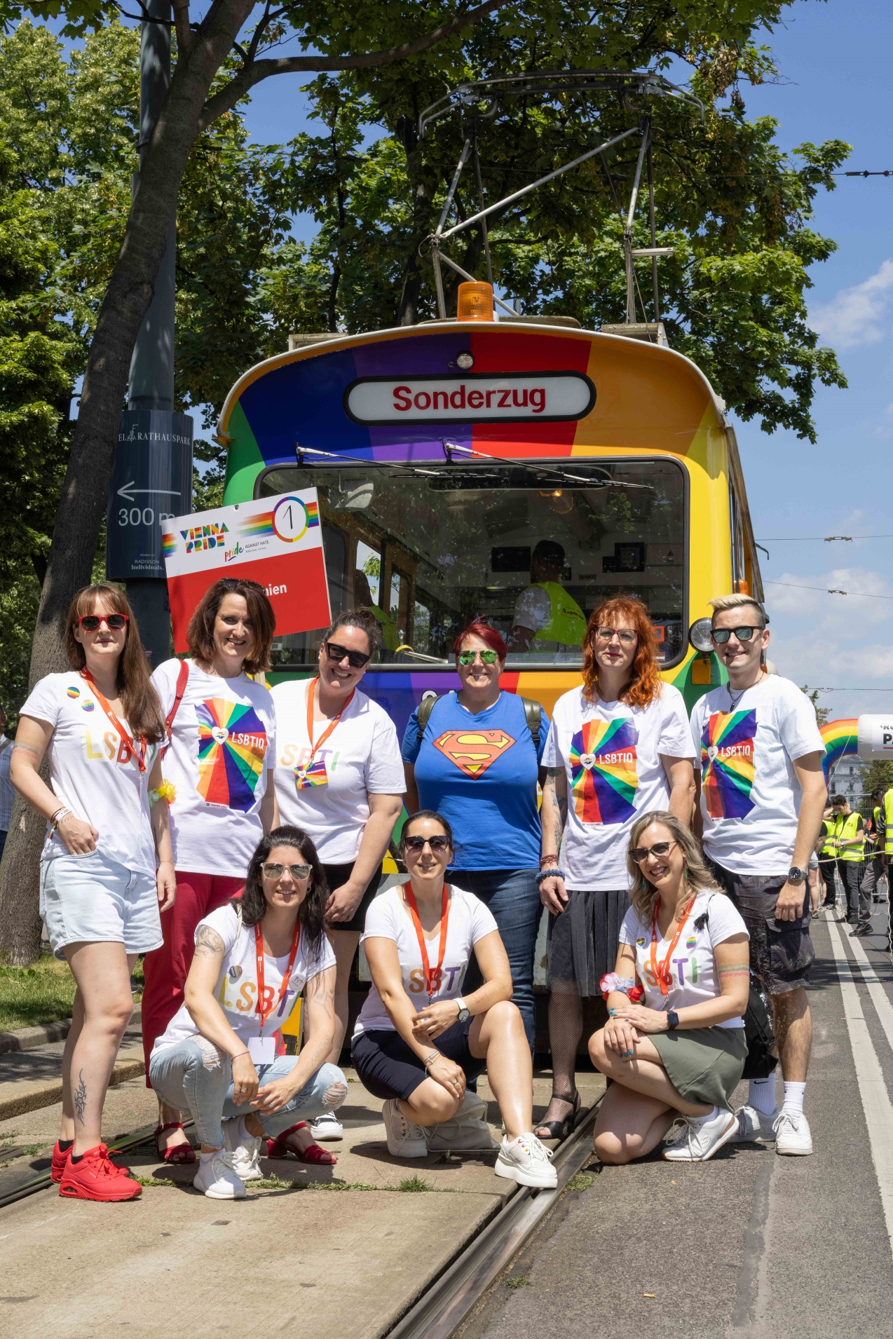 Die LSBTIQ-Gruppe der Wiener Linien mit Geschäftsführerin Petra Hums auf der Regenbogenparade. 