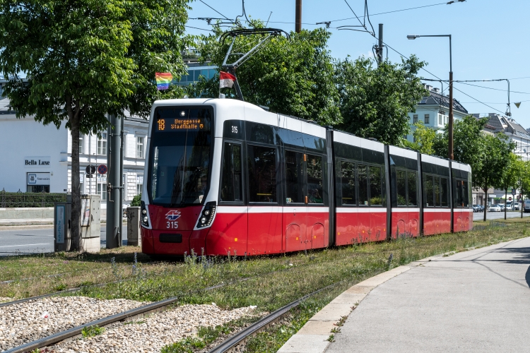 Linie 18 am Landstraßer Gürtel mit Regenbogenfahnen