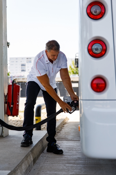 H2-Testbus der Wiener Linien wird an der H2-Tankstelle von Wien Energie und Wiener Netzen in der Garage Leopoldau betankt.