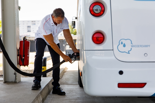 H2-Testbus der Wiener Linien wird an der H2-Tankstelle von Wien Energie und Wiener Netzen in der Garage Leopoldau betankt.