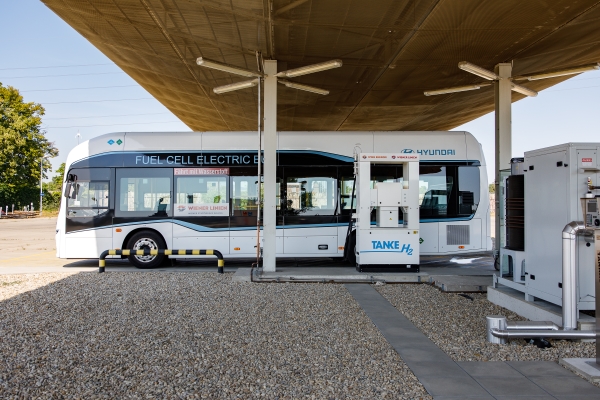 H2-Testbus der Wiener Linien bei der H2-Tankstelle von Wien Energie und Wiener Netzen in der Garage Leopoldau.