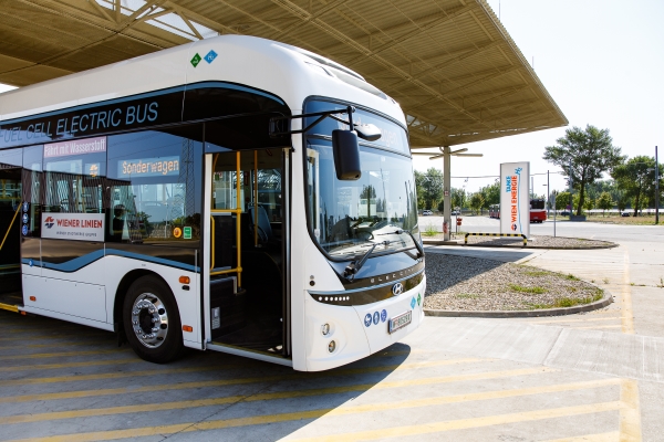 H2-Testbus der Wiener Linien bei der H2-Tankstelle von Wien Energie und Wiener Netzen in der Garage Leopoldau.