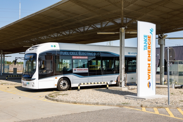 H2-Testbus der Wiener Linien bei der H2-Tankstelle von Wien Energie und Wiener Netzen in der Garage Leopoldau.