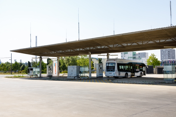 H2-Testbus der Wiener Linien bei der H2-Tankstelle von Wien Energie und Wiener Netzen in der Garage Leopoldau.