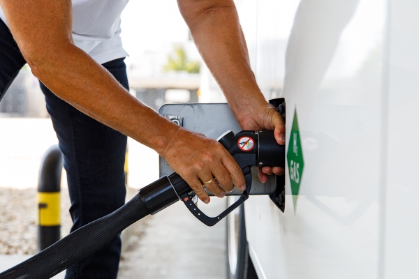 H2-Testbus der Wiener Linien wird an der H2-Tankstelle von Wien Energie und Wiener Netzen in der Garage Leopoldau betankt.