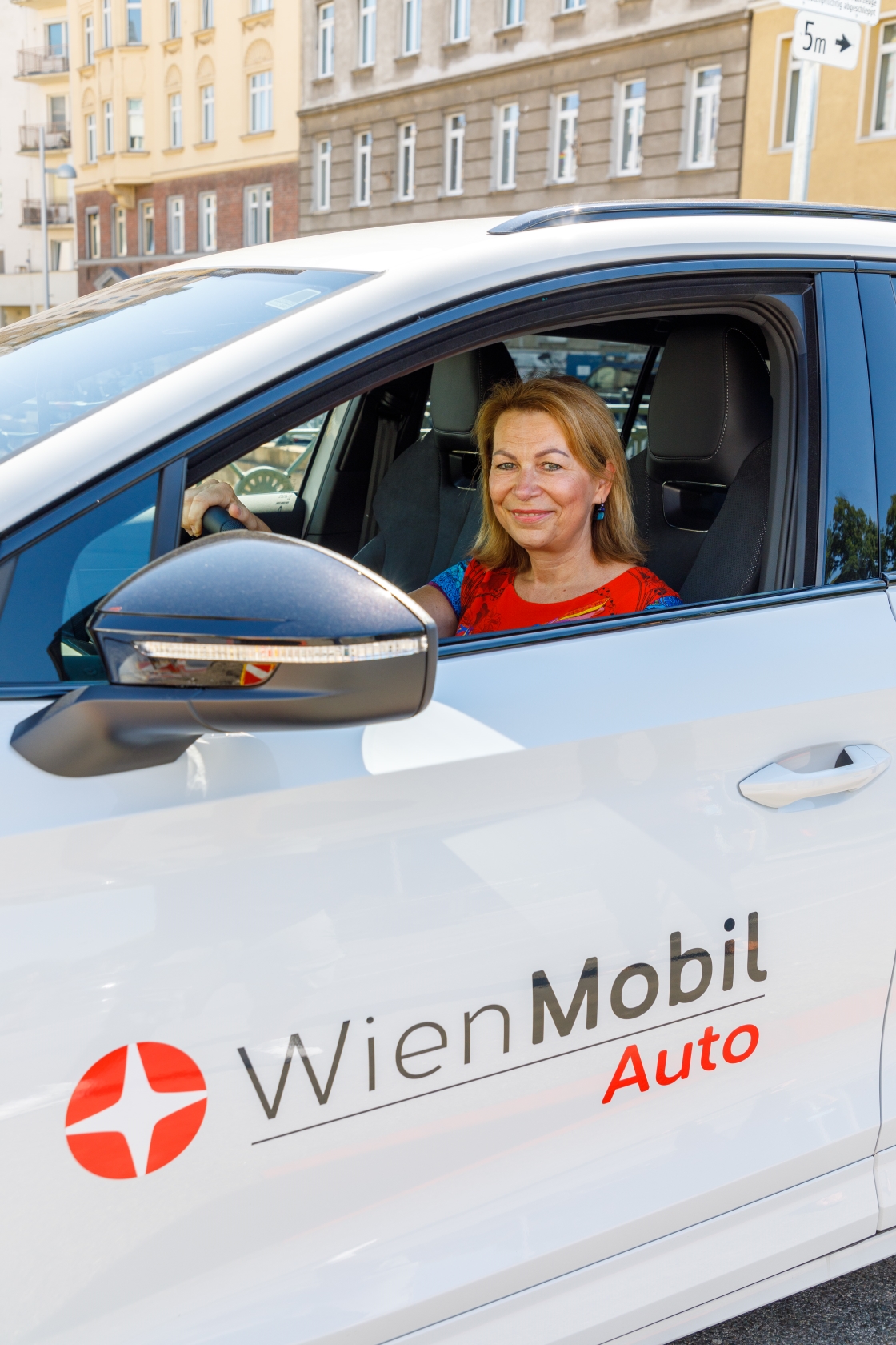 Wiener-Linien-Geschäftsführerin Alexandra Reinagl in einem WienMobil Auto