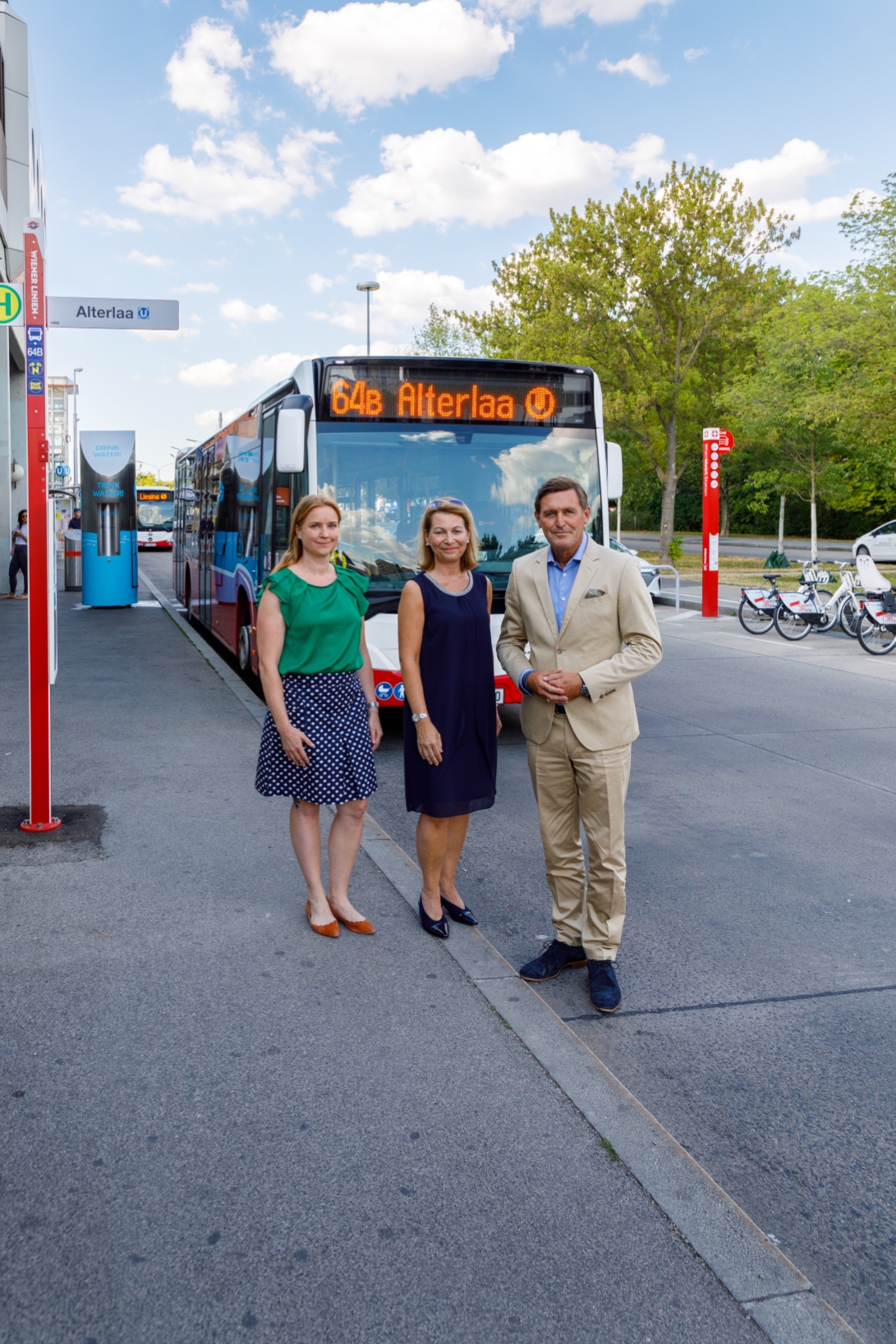 Die Wiener Linien erweitern ihr Busnetz in Liesing, um die Fahrgäste noch besser an U-, S- und Badner Bahn anzuschließen. Dafür werden zwei Buslinien neu geschaffen - 61B und 64B - und zwei bestehende Linien neu organisiert - 61A und 64A. Vlnr: Angelika Pipal-Leixner, Mobilitätssprecherin NEOS Wien; Alexandra Reinagl, Geschäftsführerin Wiener Linien, Öffi-Stadtrat Peter Hanke