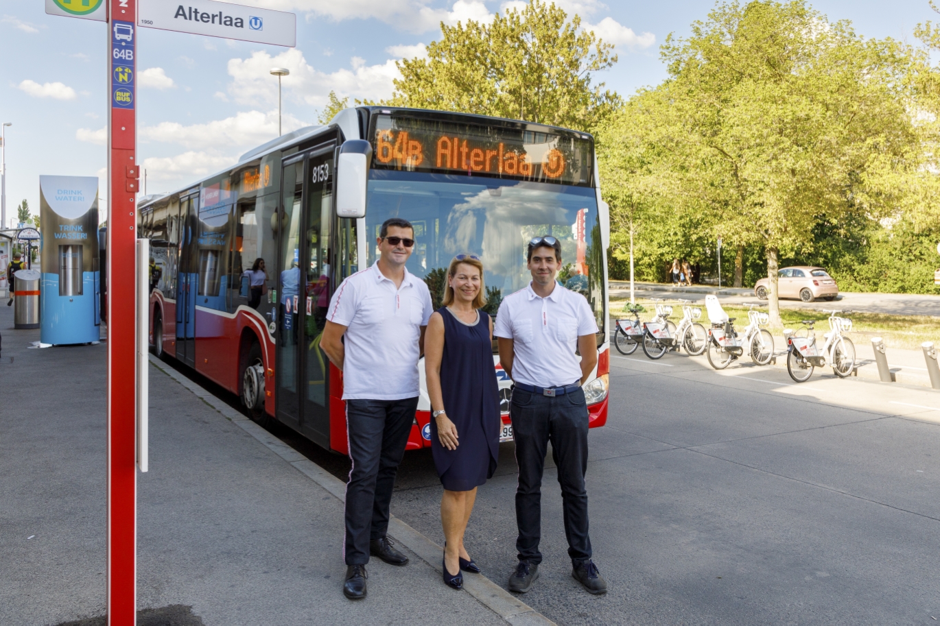 Die Wiener Linien erweitern ihr Busnetz in Liesing, um die Fahrgäste noch besser an U-, S- und Badner Bahn anzuschließen. Dafür werden zwei Buslinien neu geschaffen - 61B und 64B - und zwei bestehende Linien neu organisiert - 61A und 64A. Geschäftsführerin Alexandra Reinagl mit Mitarbeitern aus dem Busbetrieb