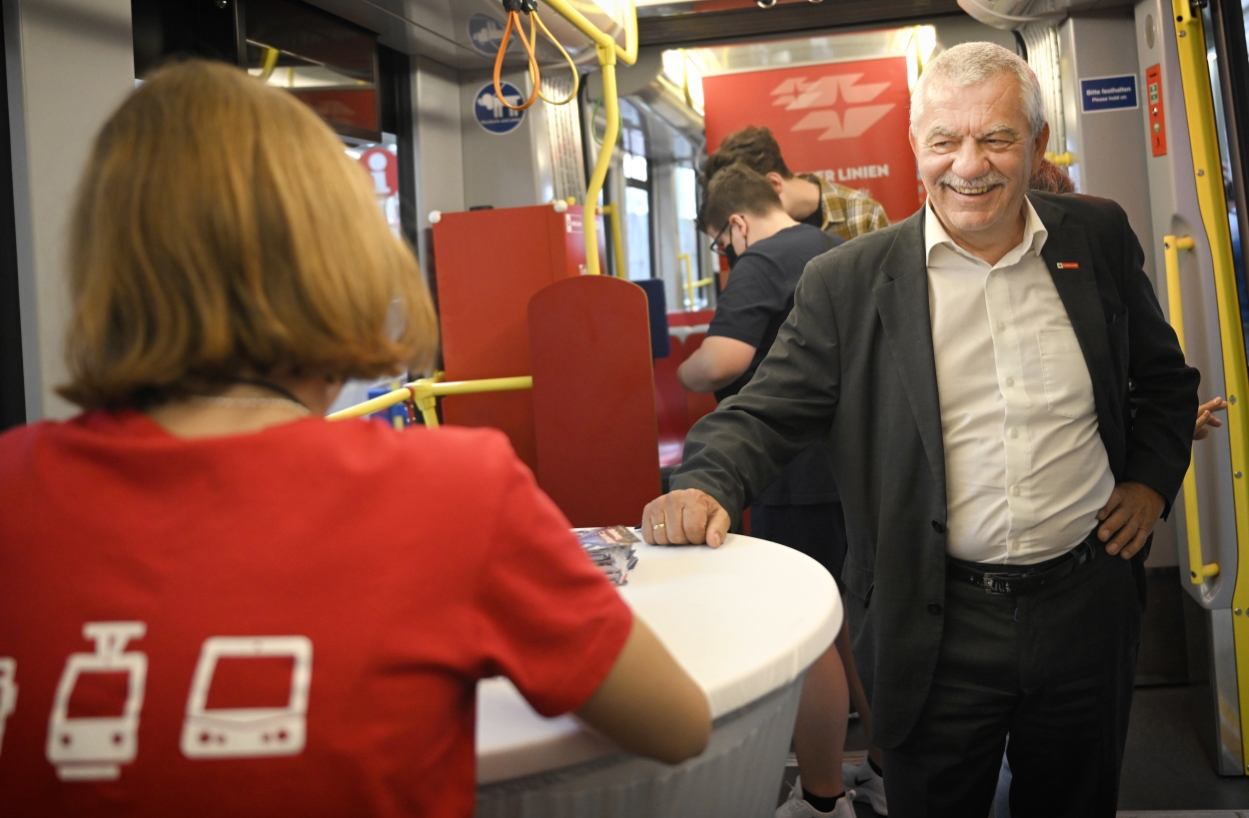 Direktor Günter Steinbauer beim Tramwaytag 2022 am Bahnhof Brigittenau