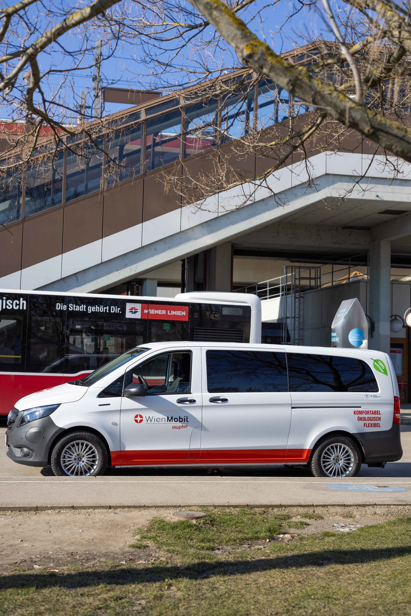 Mit dem Forschungsprojekt „WienMobil Hüpfer“ in Liesing starten die Wiener Linien ein neues On-Demand-Service mit zwei E-Fahrzeugen.