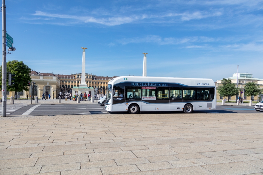 H2-Bus der Wiener Linien im Testbetrieb auf der Strecke des 10A in der Nähe des Schloss Schönbrunn